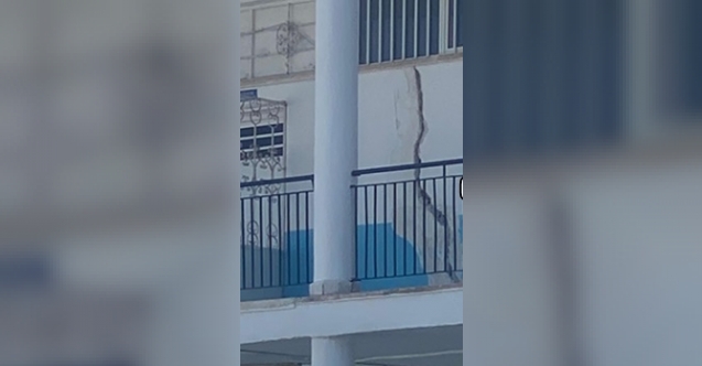 Gazimağusa Türk Maarif Koleji'nde endişe verici görüntü: Duvar boydan boya yarıldı