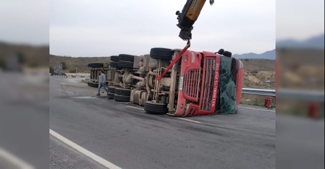 Çembere süratli giren tır devrildi