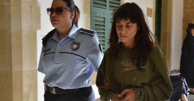 Suç makinesi kadın yine iş başında! Camları kırdı, polisin omzunu çıkardı