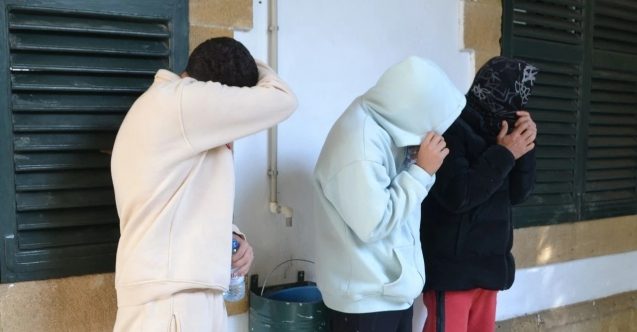Araçtan uyuşturucu, bıçak ve sopa çıktı! 3 genç tutuklandı