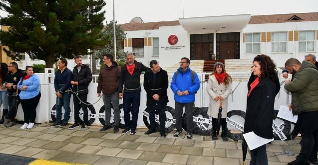 Öğretmenlerden zincirli protesto