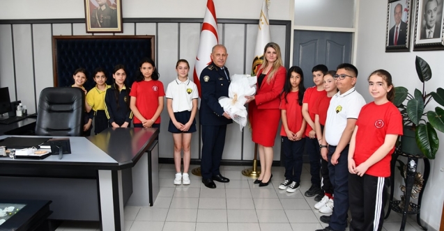 Çocuklar okulların önüne polis istedi