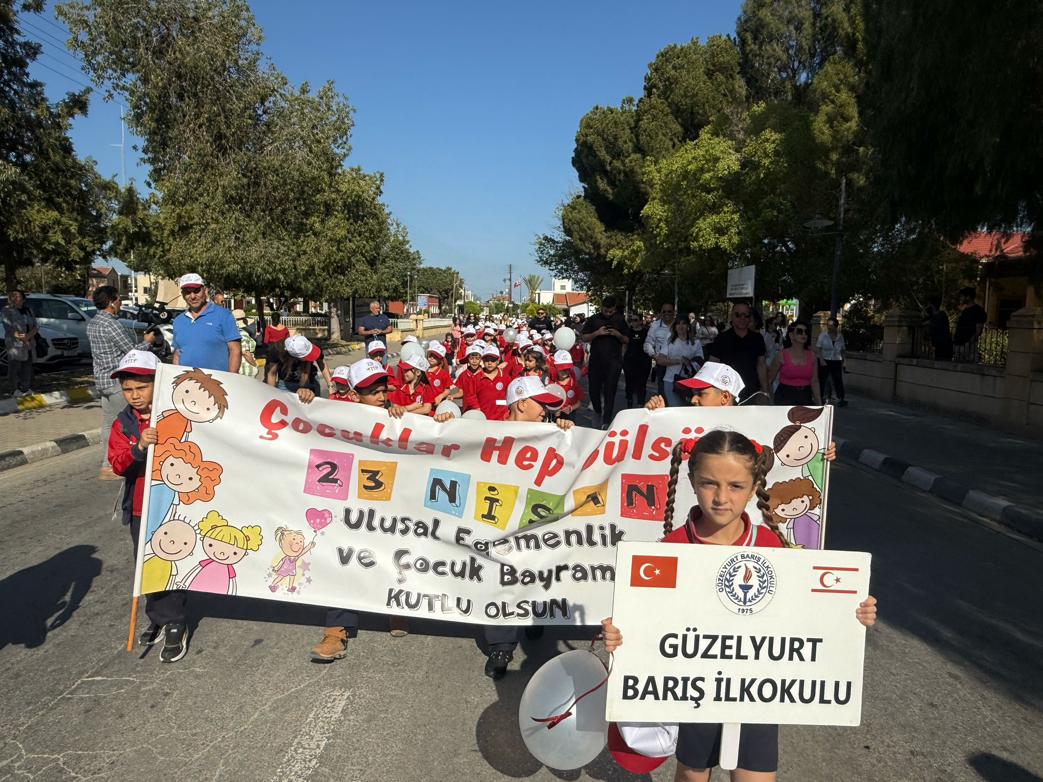 Güzelyurtta 23 Nisan korteji