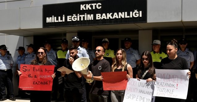 AÖA öğrencileri ayakta