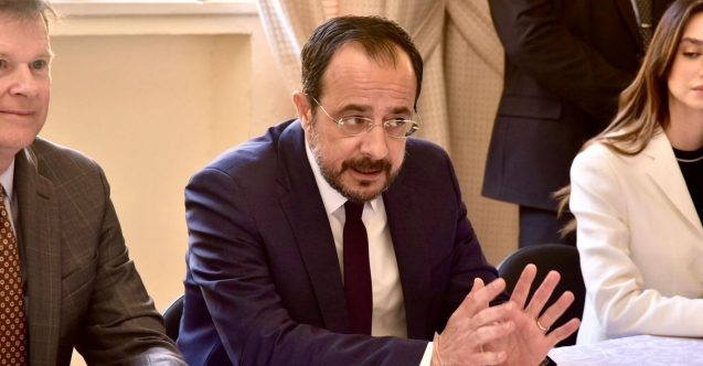 "Araba sürerken geriye bakarsanız, kaza yaparsınız"