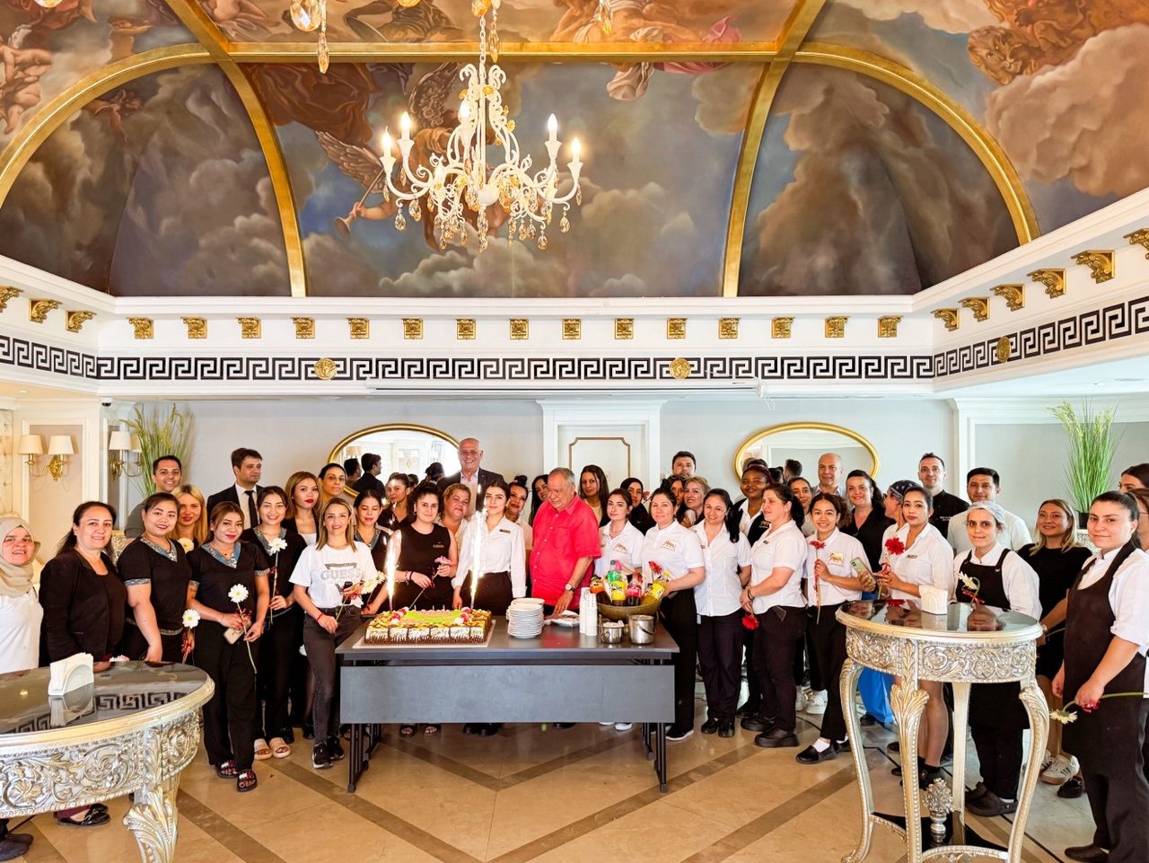 Les Ambassadeurs Hotel, anneleri unutmadı