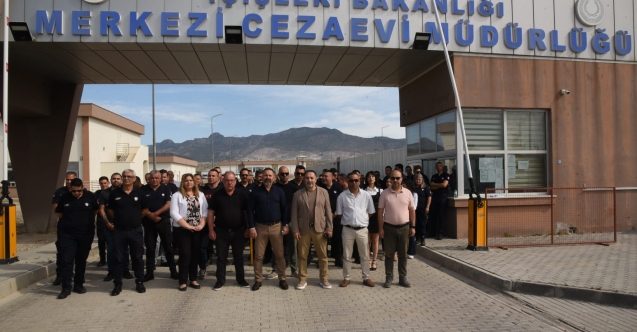"Ülkeye türkü söyleyerek giriyorlar"