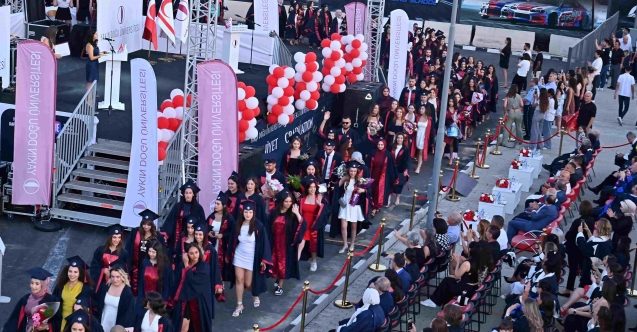 YDÜ'de mezuniyet şöleni