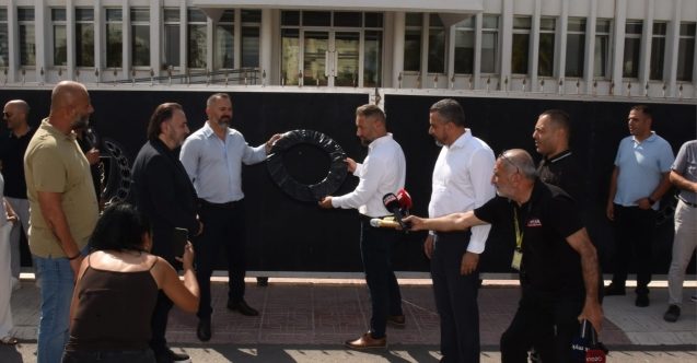 Üstel'e siyah çelenkli protesto