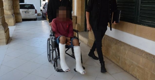 Polisi görünce camdan atladı, ayakları kırıldı