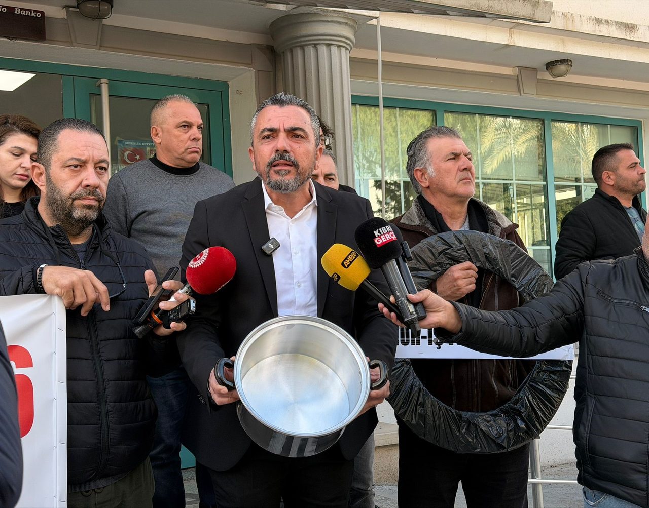 Asgari ücrete boş tencereyle itiraz