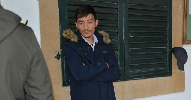 Başka araçlara yol verdi diye aracın camını kırdı