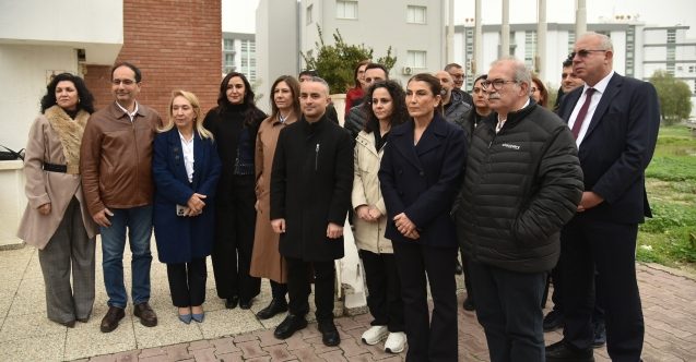 Hekimlerden siyah bayraklı protesto