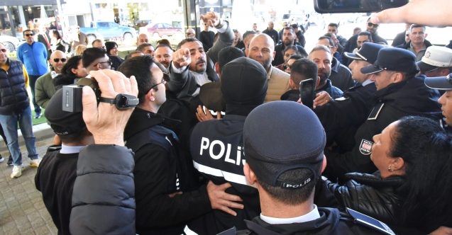Sendikalardan otel önünde eylem