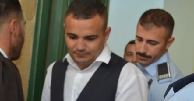 İnşaat demiriyle kız arkadaşının evini bastı