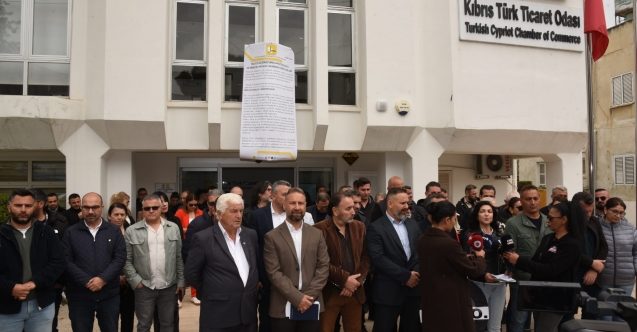 Ticaret Odası'na siyah çelenk, uzatılan güle ret