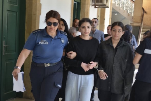 Metehan'da araçta gizlenip Güney'e geçtiler
