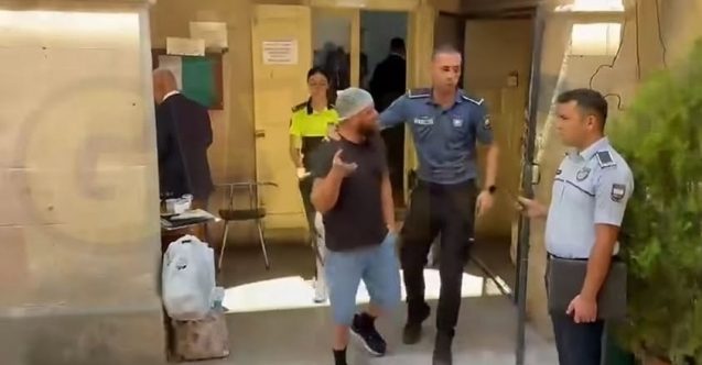 Annesini demirle dövdü