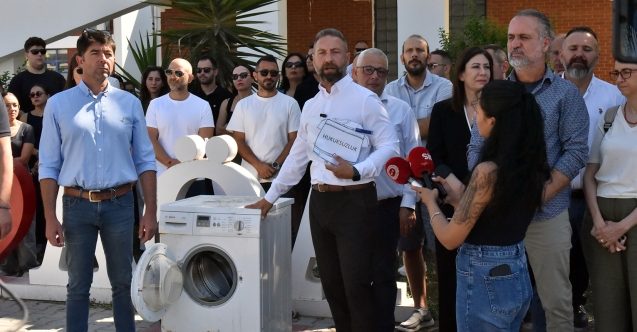 AÖA önünde çamaşır makineli protesto