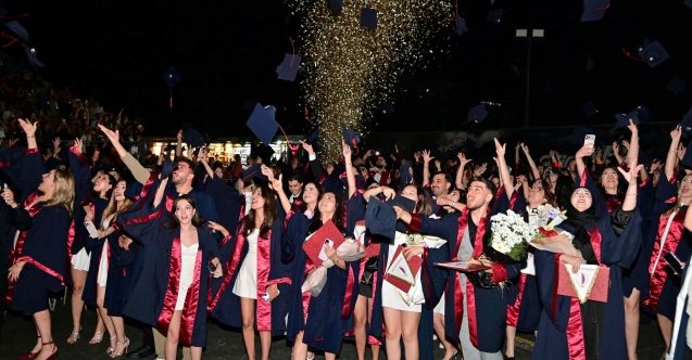 YDÜ'de mezuniyet coşkusu