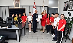 Çocuklar okulların önüne polis istedi