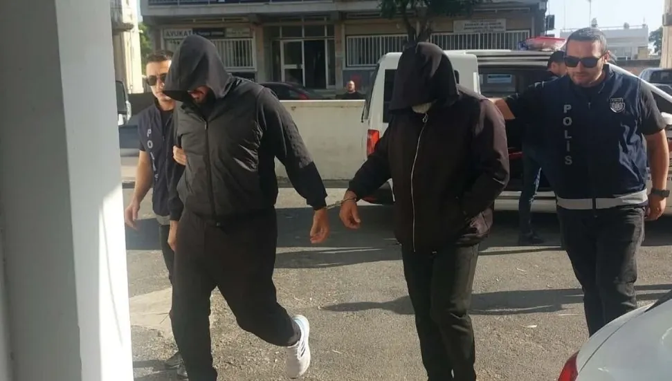 Galeriye topuzlu baskın!
