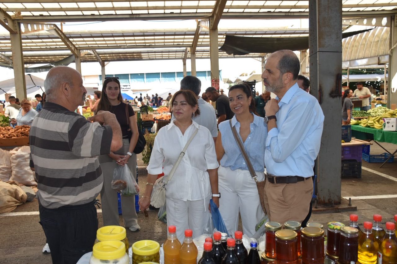 Özersay Girne pazarında esnafın sorunlarını dinledi
